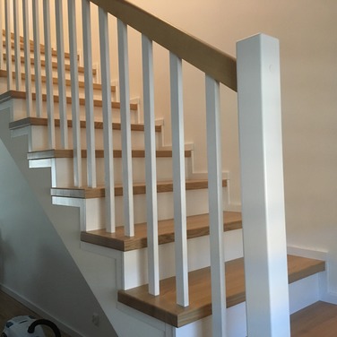 Konstrukcja: Schody na beton
Balustrada: Tralka prosta 40x20
Drewno: Jesion
Kolor: Sonoma/Biały kryjący