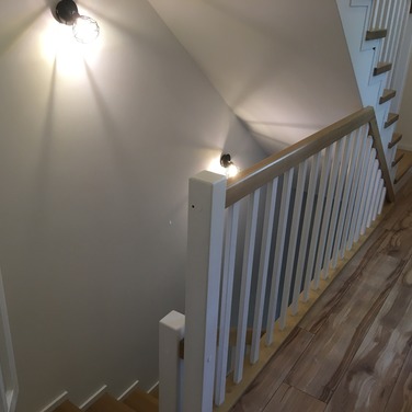 Konstrukcja: Schody na beton
Balustrada: Tralka prosta 40x20
Drewno: Jesion
Kolor: Sonoma/Biały kryjący