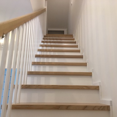 Konstrukcja: Schody na beton
Balustrada: Tralka prosta 40x20
Drewno: Jesion
Kolor: Sonoma/Biały kryjący