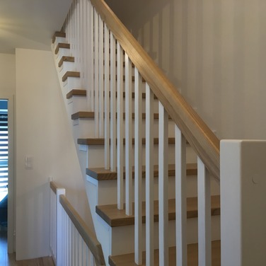 Konstrukcja: Schody na beton
Balustrada: Tralka prosta 40x20
Drewno: Jesion
Kolor: Sonoma/Biały kryjący