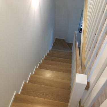 Konstrukcja: Schody na beton
Balustrada: Tralka prosta 40x20
Drewno: Jesion
Kolor: Sonoma/Biały kryjący