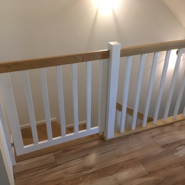 Konstrukcja: Schody na beton
Balustrada: Tralka prosta 40x20
Drewno: Jesion
Kolor: Sonoma/Biały kryjący