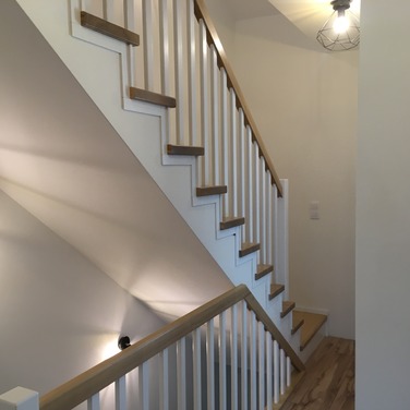 Konstrukcja: Schody na beton
Balustrada: Tralka prosta 40x20
Drewno: Jesion
Kolor: Sonoma/Biały kryjący