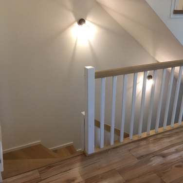 Konstrukcja: Schody na beton
Balustrada: Tralka prosta 40x20
Drewno: Jesion
Kolor: Sonoma/Biały kryjący