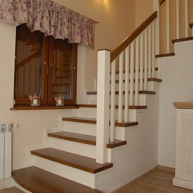 Konstrukcja: Schody na beton
Balustrada: Tralka prosta 40x20
Drewno: Dąb
Kolor: Bejcowany/Biały kryjący