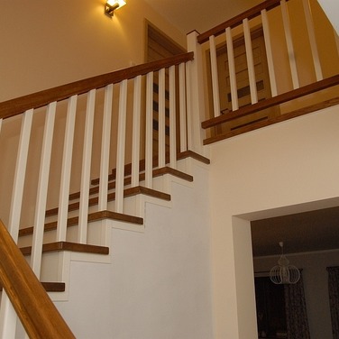 Konstrukcja: Schody na beton
Balustrada: Tralka prosta 40x20
Drewno: Dąb
Kolor: Bejcowany/Biały kryjący