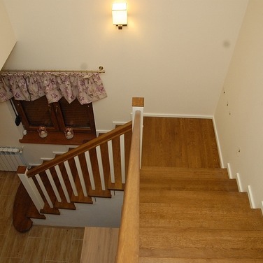 Konstrukcja: Schody na beton
Balustrada: Tralka prosta 40x20
Drewno: Dąb
Kolor: Bejcowany/Biały kryjący