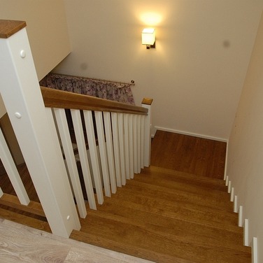 Konstrukcja: Schody na beton
Balustrada: Tralka prosta 40x20
Drewno: Dąb
Kolor: Bejcowany/Biały kryjący