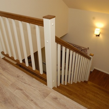 Konstrukcja: Schody na beton
Balustrada: Tralka prosta 40x20
Drewno: Dąb
Kolor: Bejcowany/Biały kryjący