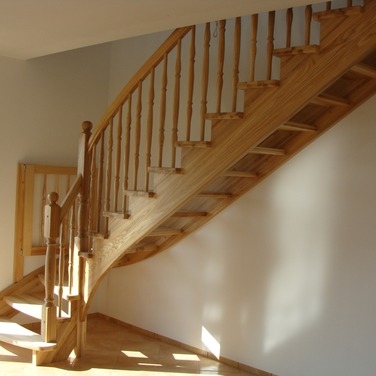 Konstrukcja: Schody z wewnętrzną wangą nasadzaną, zewnętrzną wpuszczaną.
Balustrada: Tralka toczona
Drewno: Jesion
Kolor: Naturalny