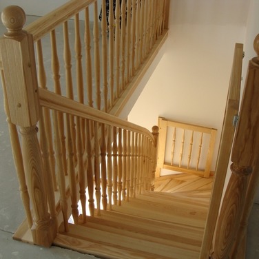 Konstrukcja: Schody z wewnętrzną wangą nasadzaną, zewnętrzną wpuszczaną.
Balustrada: Tralka toczona
Drewno: Jesion
Kolor: Naturalny