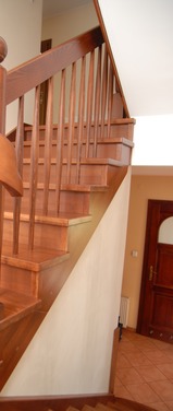 Konstrukcja: Schody na beton
Balustrada: Wstęga gięta na wejściu i tralka toczona
Drewno: Buk
Kolor: Bejcowany