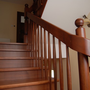 Konstrukcja: Schody na beton
Balustrada: Wstęga gięta na wejściu i tralka toczona
Drewno: Buk
Kolor: Bejcowany