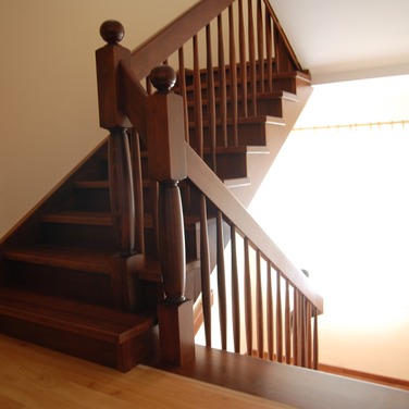 Konstrukcja: Schody na beton
Balustrada: Wstęga gięta na wejściu i tralka toczona
Drewno: Buk
Kolor: Bejcowany