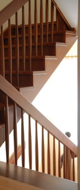 Konstrukcja: Schody na beton
Balustrada: Wstęga gięta na wejściu i tralka toczona
Drewno: Buk
Kolor: Bejcowany