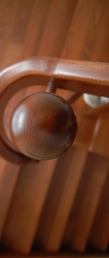 Konstrukcja: Schody na beton
Balustrada: Wstęga gięta na wejściu i tralka toczona
Drewno: Buk
Kolor: Bejcowany