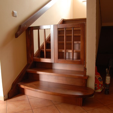 Konstrukcja: Schody na beton
Balustrada: Wstęga gięta na wejściu i tralka toczona
Drewno: Buk
Kolor: Bejcowany