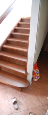 Konstrukcja: Schody na beton
Balustrada: Wstęga gięta na wejściu i tralka toczona
Drewno: Buk
Kolor: Bejcowany