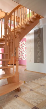 Konstrukcja: Schody ze stopniami nasadzanymi na wangi
Balustrada: Tralka toczona
Drewno: Buk
Kolor: Naturalny, lakier