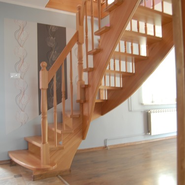 Konstrukcja: Schody ze stopniami nasadzanymi na wangi
Balustrada: Tralka toczona
Drewno: Buk
Kolor: Naturalny, lakier