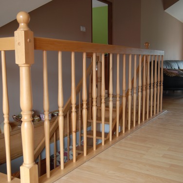 Konstrukcja: Schody ze stopniami nasadzanymi na wangi
Balustrada: Tralka toczona
Drewno: Buk
Kolor: Naturalny, lakier