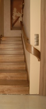 Konstrukcja: Schody ze stopniami wpuszczanymi i wangami giętymi
Balustrada: Wstęga gięta
Drewno: Jesion
