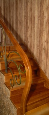 Konstrukcja: Schody na beton
Balustrada: Kuta wg. projektu
Drewno: Jesion
Kolor: Sopur Brunat 22-23