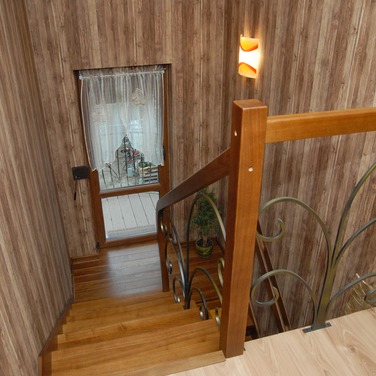 Konstrukcja: Schody na beton
Balustrada: Kuta wg. projektu
Drewno: Jesion
Kolor: Sopur Brunat 22-23