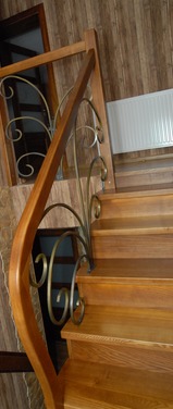 Konstrukcja: Schody na beton
Balustrada: Kuta wg. projektu
Drewno: Jesion
Kolor: Sopur Brunat 22-23