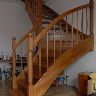 Konstrukcja: Schody ze stopniami wpuszczanymi i podstopniami
Balustrada: Tralka toczona
Drewno: Dąb
Kolor: 