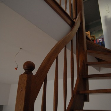 Konstrukcja: Schody ze stopniami wpuszczanymi i podstopniami
Balustrada: Tralka toczona
Drewno: Dąb
Kolor: 