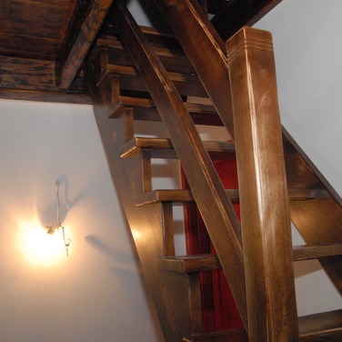 Konstrukcja: Schody z wewnętrzną wangą nasadzaną, zewnętrzną wpuszczaną
Balustrada: deska wypełniająca
Drewno: Jesion
Kolor: Bejcowany, postarzany