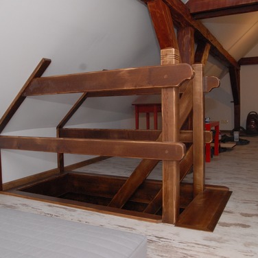 Konstrukcja: Schody z wewnętrzną wangą nasadzaną, zewnętrzną wpuszczaną
Balustrada: deska wypełniająca
Drewno: Jesion
Kolor: Bejcowany, postarzany