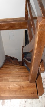 Konstrukcja: Schody z wewnętrzną wangą nasadzaną, zewnętrzną wpuszczaną
Balustrada: deska wypełniająca
Drewno: Jesion
Kolor: Bejcowany, postarzany