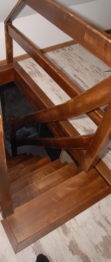 Konstrukcja: Schody z wewnętrzną wangą nasadzaną, zewnętrzną wpuszczaną
Balustrada: deska wypełniająca
Drewno: Jesion
Kolor: Bejcowany, postarzany