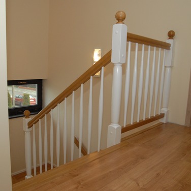 Konstrukcja: Schody na beton
Balustrada: Tralka i słupy toczone
Drewno: Dąb
Kolor: Naturalny/Biały kryjący