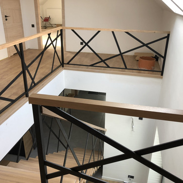 Schody drewniane na konstrukcji metalowej Leszno