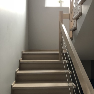 Konstrukcja: Schody montowane na beton
Balustrada: Wstęga gięta, rurka ze stali nierdzewnej
Drewno: Dąb bielony