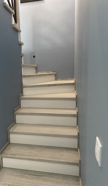 Konstrukcja: Schody na beton klasyczne
Balustrada: MDF frezowany
Drewno: Jesion
Kolor: RAL kryjący + patyna