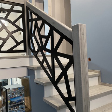 Konstrukcja: Schody na beton klasyczne
Balustrada: MDF frezowany
Drewno: Jesion
Kolor: RAL kryjący + patyna