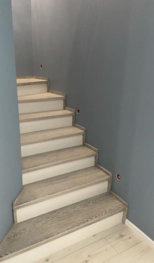 Konstrukcja: Schody na beton klasyczne
Balustrada: MDF frezowany
Drewno: Jesion
Kolor: RAL kryjący + patyna