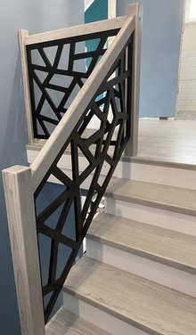 Konstrukcja: Schody na beton klasyczne
Balustrada: MDF frezowany
Drewno: Jesion
Kolor: RAL kryjący + patyna