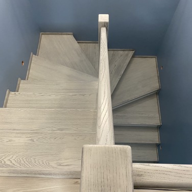 Konstrukcja: Schody na beton klasyczne
Balustrada: MDF frezowany
Drewno: Jesion
Kolor: RAL kryjący + patyna