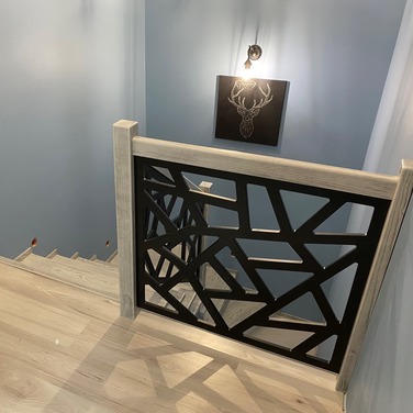 Konstrukcja: Schody na beton klasyczne
Balustrada: MDF frezowany
Drewno: Jesion
Kolor: RAL kryjący + patyna