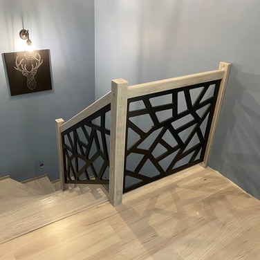 Konstrukcja: Schody na beton klasyczne
Balustrada: MDF frezowany
Drewno: Jesion
Kolor: RAL kryjący + patyna