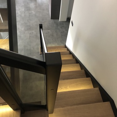 Konstrukcja: Schody ze stopniami wpuszczanymi&nbsp;
Balustrada: Szkło bezpieczne
Drewno: Jesion
Kolor: Czarny - kryjący, stopnie beż