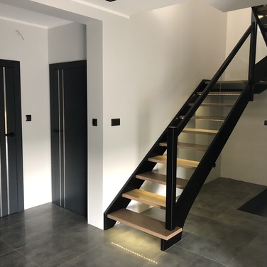 Konstrukcja: Schody ze stopniami wpuszczanymi&nbsp;
Balustrada: Szkło bezpieczne
Drewno: Jesion
Kolor: Czarny - kryjący, stopnie beż