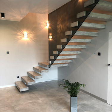 Nowoczesne schody półkowe