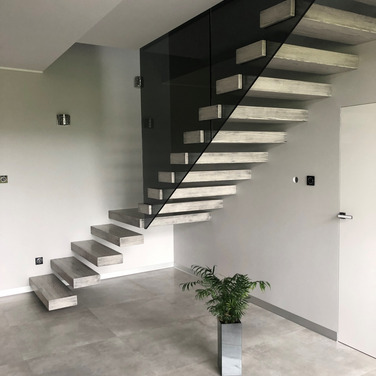 Nowoczesne schody półkowe