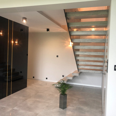 Nowoczesne schody półkowe